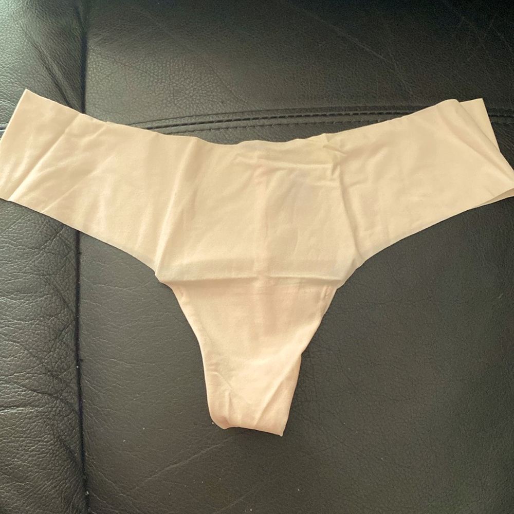 Victoria’s Secret Pink No Show Seamless Thong Underwear. NWT